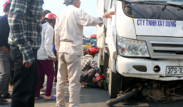 Hàng chục người dân hợp sức nâng xe tải, cứu 2 nạn nhân bị kéo lê dưới gầm