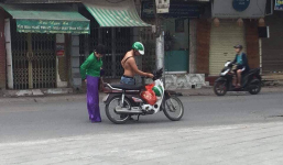 Hành động dễ thương của anh xe ôm công nghệ khi nữ khách hàng bị rách áo dài khiến mọi người xuýt xoa