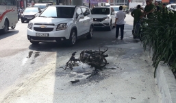 Thanh niên đốt xe máy cháy rụi vì bị CSGT lập biên bản phạt chạy ngược chiều