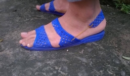 Cái khó ló cái khôn: Khi bạn là fan cuồng dép tổ ong nhưng nhà trường lại bắt đi quai hậu