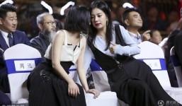 Bị đồn ghét nhau như 'kẻ thù' nhưng Triệu Vy - Châu Tấn bất ngờ thân thiết như chị em