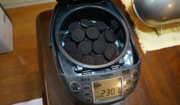 Cười nhạo người bạn cho bánh quy socola vào nồi cơm điện, ăn xong rồi cô gái bẽn lẽn xin thêm