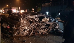 Ô tô 4 chỗ bẹp dúm sau khi bị kẹp giữa 2 xe tải, 1 người thiệt mạng