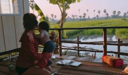 Cuộc sống 'Một túp lều tranh hai trái tim vàng' của cặp đôi Thái Lan khiến dân mạng thi nhau mà ước ao