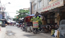 Tên cướp táo tợn giật dây chuyền giữa chợ