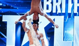 Báo chí Anh sửng sốt trước màn diễn của anh em Cơ- Nghiệp: Sức mạnh kinh ngạc, thử thách cái chết!