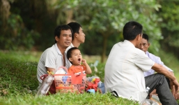 Du khách thập phương nằm vật vờ khắp nơi trước giờ khai hội Đền Hùng