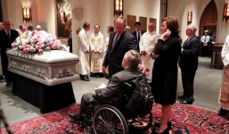 Sau khi chôn cất vợ, cựu Tổng thống Bush nhập viện