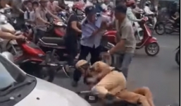 Tại sao CSGT quật ngã tài xế taxi trước cổng bệnh viện Bạch Mai?