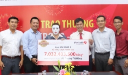 Người phụ nữ đeo mặt nạ nhận giải Vietlott thay chồng