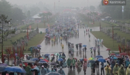 Hàng vạn người dân che ô đi khai hội Đền Hùng, hàng rào sống đứng dưới mưa đảm bảo trật tự