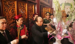 Thủ tướng Nguyễn Xuân Phúc dâng hương tưởng nhớ các vua Hùng
