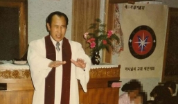 Chân dung người sáng lập 'Hội thánh Đức Chúa Trời' đang khiến người ta u mê, đập bỏ bàn thờ tổ tiên