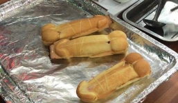 Bánh hình dáng “của quý” xuất hiện trong Lễ hội Bánh dân gian bị loại bỏ