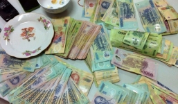 Phó công an xã nhận tiền hối lộ của con bạc sau khi phục kích