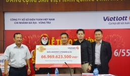 Nữ tỉ phú Vietlott trùm kín đầu nhận 67 tỉ trước thềm 30/4 - 1/5