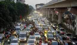 Kết thúc ngày làm việc trước kỳ nghỉ lễ 30/4, hàng nghìn người dân khăn gói về quê khiến nhiều tuyến đường ách tắc