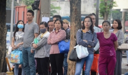 Kết thúc ngày làm việc trước kỳ nghỉ lễ 30/4, hàng trăm người dân khăn gói di chuyển bẳng xe máy về quê