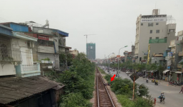 Hà Nội: Thanh niên gối đầu lên đường ray ngủ ngon lành khiến cả đoàn tàu phải dừng lại để gọi dậy