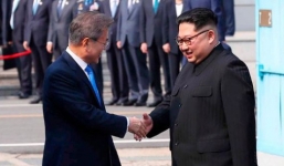 Hành động bất ngờ của Tổng thống Hàn Quốc sau khi bắt tay ông Kim Jong-un
