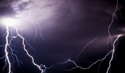 Xôn xao người phụ nữ bị sét đánh,dây chuyền trên cổ tan chảy