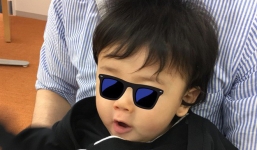 Vợ ở nhà nuôi con bằng sữa mẹ suốt 6 tháng, chồng đưa chiếc phong bì khiến cô rưng rưng nước mắt