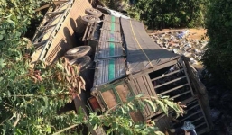 Sập cầu ở Lâm Đồng, xe tải hàng chục tấn rơi xuống sông