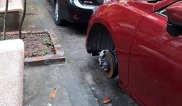 Hàng loạt ô tô đậu ở chung cư bị kẻ lạ mặt đâm thủng lốp