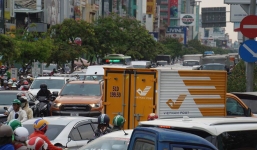 3 ô tô tông liên hoàn, cửa ngõ sân bay Tân Sơn Nhất kẹt cứng