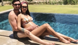 Mang bầu 8 tháng, siêu mẫu Hà Anh vẫn khoe dáng bốc lửa trong bộ bikini