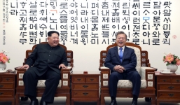 Giải mã bức tường đầy chữ phía sau hai nhà lãnh đạo Moon Jae-in và Kim Jong-un