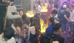 Cảnh sát kiểm tra quán bar lớn ở Sài Gòn, phát hiện gói tinh thể nghi chứa ma túy