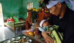 Vụ người phụ nữ bị sét đánh chết khi đang nằm trong nhà: Xót cảnh người chồng bệnh tật ôm con đứng trước di ảnh mẹ