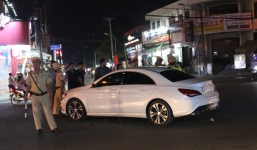 Hất văng người đàn ông nằm trên nóc ca pô, tài xế lao vun vút gần 5km