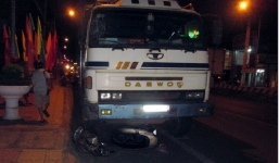 Xe tải tông xe máy dừng đèn đỏ, 4 người thương vong