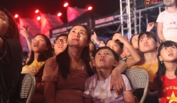 Ngán ngẩm hình ảnh hàng chục nam thanh niên giẫm đạp lên các bức tượng ở Cửa Lò để xem pháo hoa