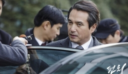 Phẫn nộ trước kết cục của 'ông bố quốc dân': Quấy rối loạt sao nữ nhưng vẫn mặt dày quay lại, con gái còn ủng hộ