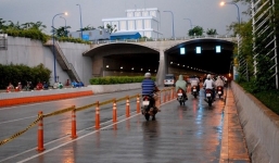 Lưu thông vào hầm Thủ Thiêm trước giờ bắn pháo hoa ngày 30/4, người đàn ông đi xe máy bị té đập đầu vào làn đường ô tô