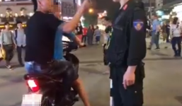 Hành vi xấu xí trong ngày nghỉ lễ: Hồn nhiên chỉnh áo ngực nơi công cộng, xúc phạm CSCĐ