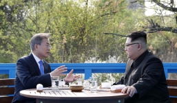 Hậu trường Thượng đỉnh: Tôn trọng đối phương, ông Kim Jong-un lẳng lặng ra ngoài hút thuốc