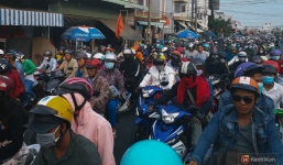 Các cửa ngõ về Sài Gòn kẹt xe nghiêm trọng sau kỳ nghỉ lễ, nhân viên đến tận nơi bán vé cho khách qua phà