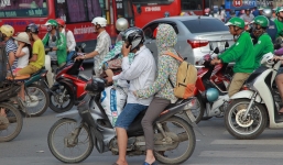 Chùm ảnh: Người dân lỉnh kỉnh đồ đạc, đưa theo con nhỏ trở lại thành phố sau kỳ nghỉ lễ dưới cái nóng oi bức