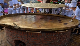 Chiêm ngưỡng chiếc bánh xèo lớn nhất Việt Nam với 100 con tôm hùm