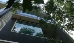 Hai thanh niên nước ngoài liều mình trèo qua sân thượng cứu 2 em nhỏ mắc kẹt trong đám cháy ở Đà Nẵng