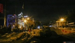 Rác ngập ngụa trên phố đi bộ Nguyễn Huệ và công viên sau màn pháo hoa mừng lễ 30/4 ở Sài Gòn