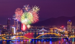 Chùm ảnh: Nhìn lại những màn pháo hoa đẹp mắt trên bầu trời Sài Gòn và Đà Nẵng trong đêm 30/4