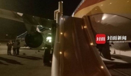 Hành khách Trung Quốc bật cửa thoát hiểm trên máy bay để hít thở không khí trong lành trước khi cất cánh