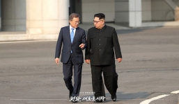 Hội nghị liên Triều: Ông Moon tận tay tặng USB đặc biệt cho ông Kim Jong-un lúc dạo bộ