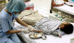 Hai em bé 4 tuổi sốc thuốc khi chơi trò đóng giả bác sĩ bệnh nhân