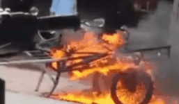Người đàn ông phóng lửa đốt xe chắn ngang cửa nhà